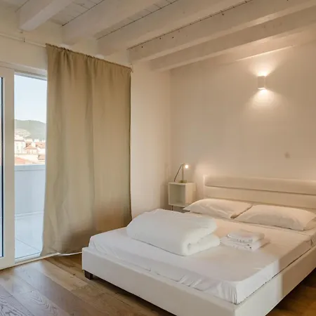 公寓 Casanova Bluelife 的里雅斯特